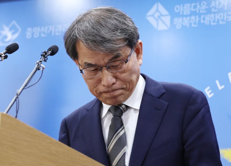 "보고 못 받았다"던 노태악 전 선관위원장, 선거 6개월 전 '투표용지 축소' 회의 참석 정황