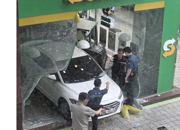 [속보] 서울 서초구 반포동 샌드위치 매장에 승용차 돌진… 1명 중상·4명 경상
