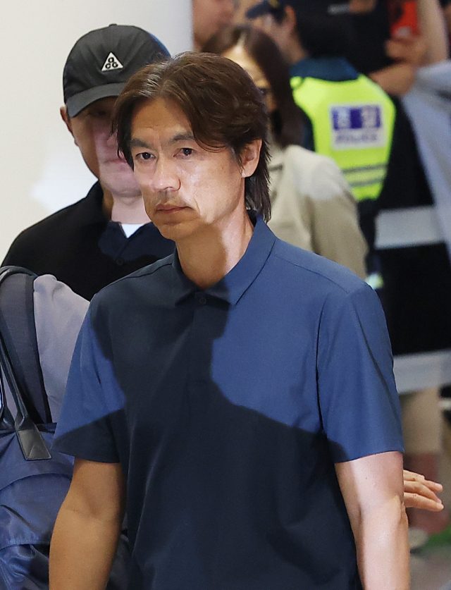 외신 "홍명보, 살해 협박에 미국 피신"… 대표팀 내분설도 제기