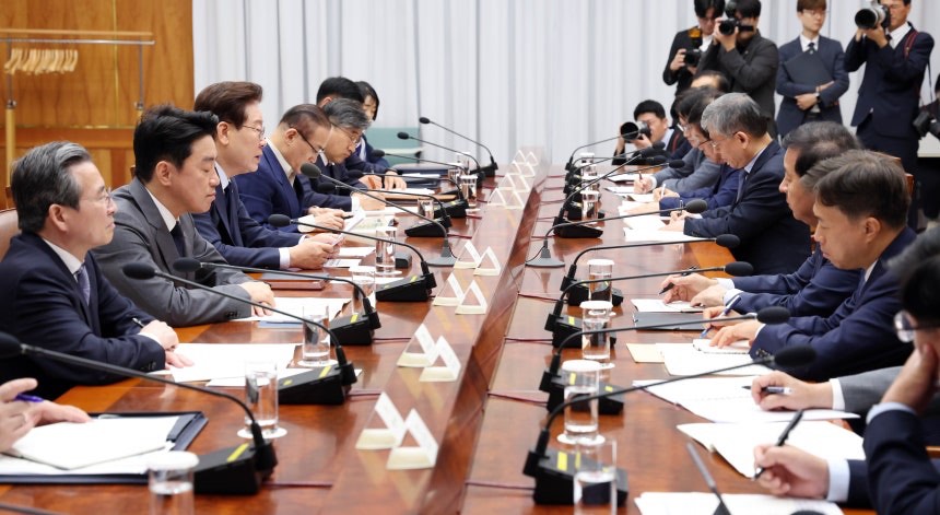 [속보] 이재명 대통령 "메가프로젝트 속도전… 토지 협의·강제수용 동시 진행하라"