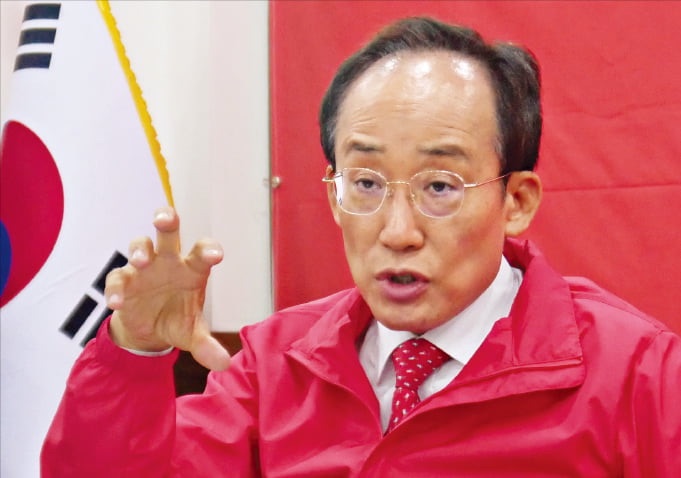 회의자료 없애고 '2분 타이머' 설치… 추경호 대구시장의 파격 행보