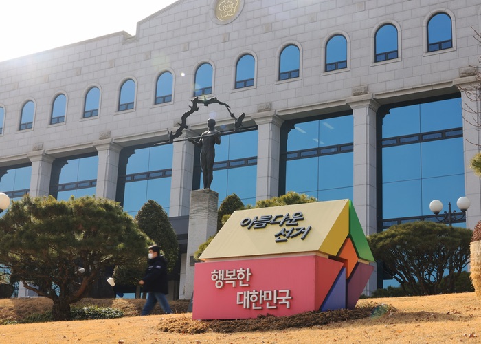 '아빠 찬스' 대국민 사과하더니… 선관위, 징계 대상 절반은 '솜방망이 처분'