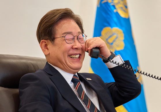 이 대통령 지지율 53%… 정당 지지도 격차 18%p