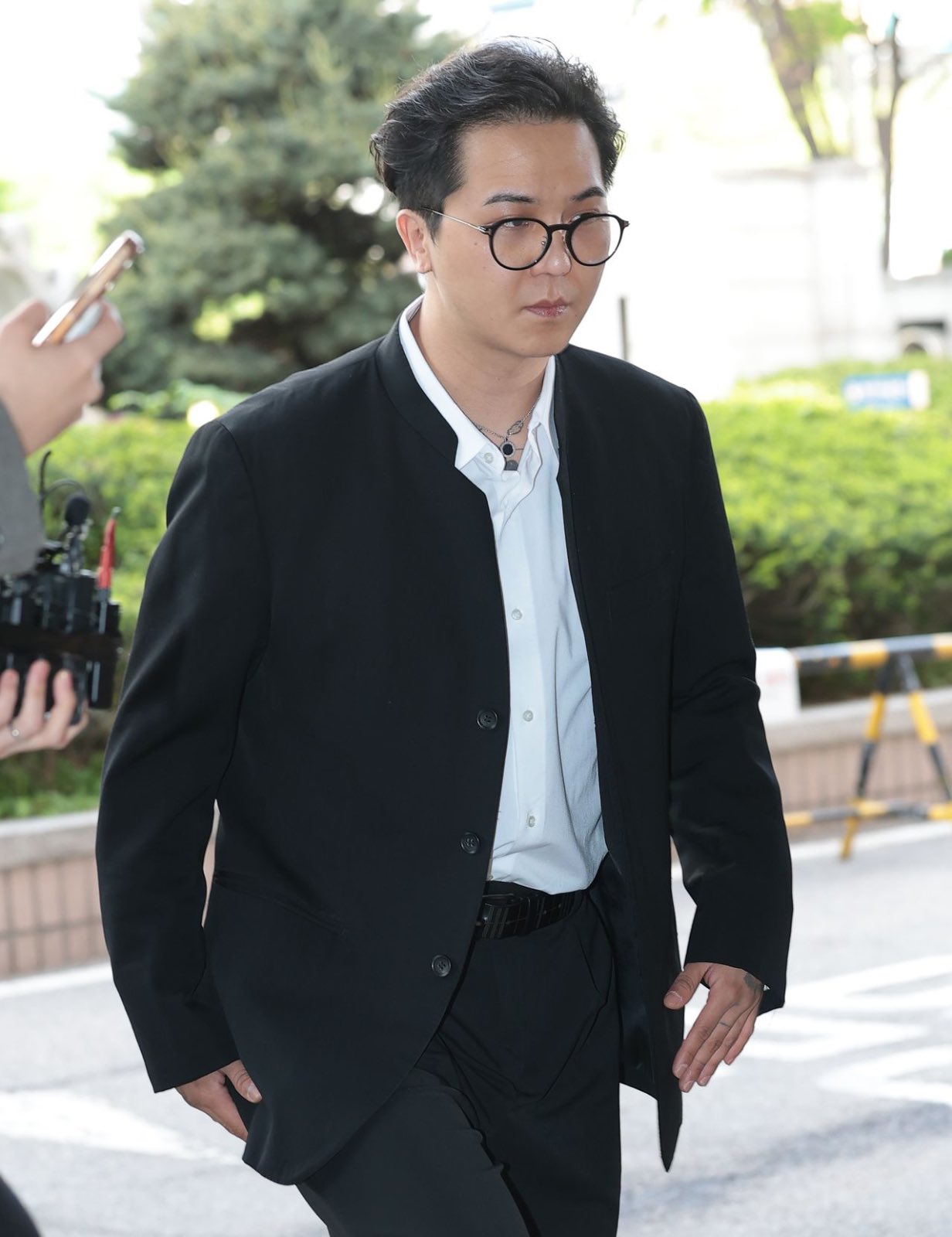 '100일 무단결근' 송민호 법정 출석… "담당자와 금전 거래는 친분, 공모 아냐"