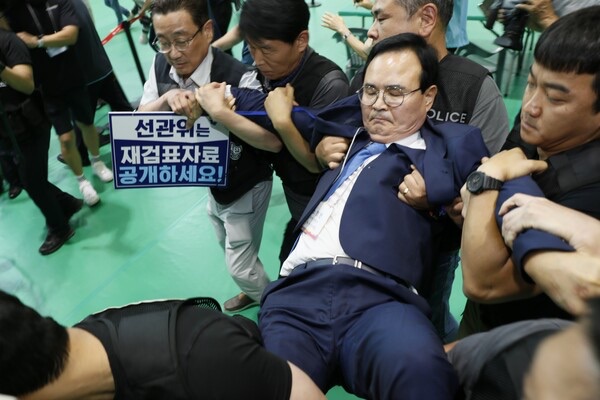 "내 5천만 원 돌려줘" 충주시장 재검표 현장 아수라장… 맹정섭, 경찰에 들려 강제 퇴거