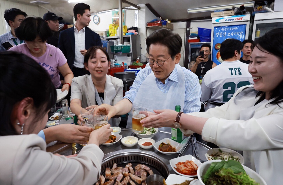 李대통령 "회식서 젊은 이성 앉히지 마라" 작심 비판