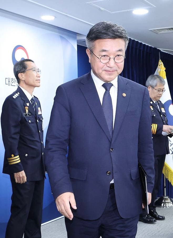 윤호중 행안부 장관, 사상 초유 '민간 감시기구' 강행