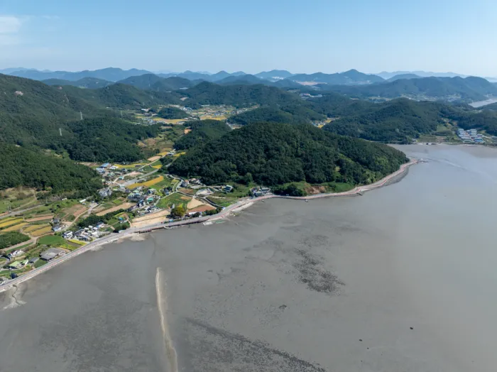 확대 등재된 여수 갯벌 전경 = 25일 부산에서 열린 제48차 유네스코 세계유산위원회 본회의를 통해 새롭게 유네스코 세계유산 '한국의 갯벌'에 추가 등재된 전남 여수 갯벌의 모습. / 한국의갯벌세계유산등재추진단 제공