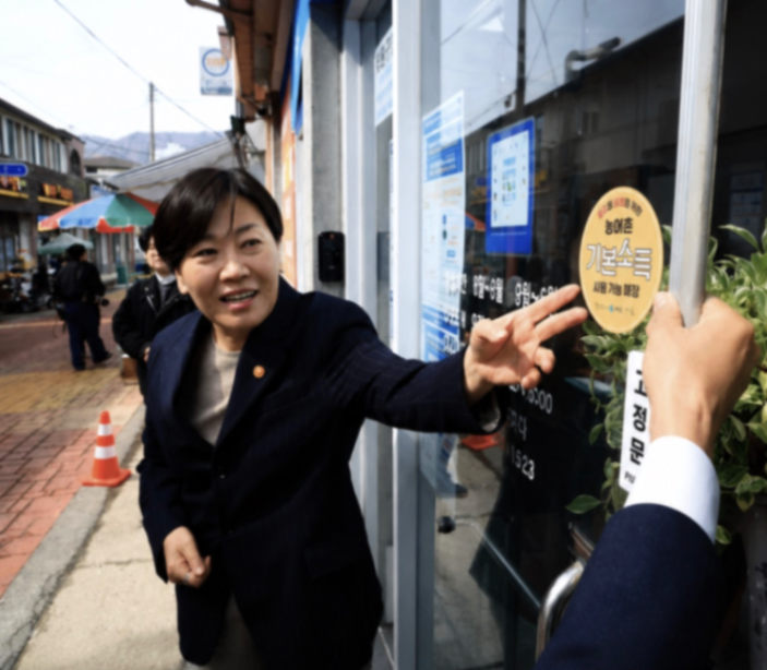 농어촌기본소득 17개 군으로 전격 확대… '월 15만 원' 인구 소멸 막을까
