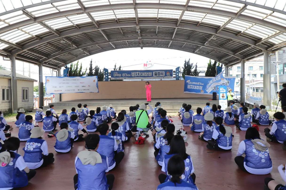 20일 제주 서귀포시 하모체육공원에서 열린 '2026 대학생 87km 비치대장정' 출정식에서 대학생 대원들이 단상 위 발언자의 안내 및 출정 선언을 경청하고 있다. [사진 제공=비치대장정 운영사무국]