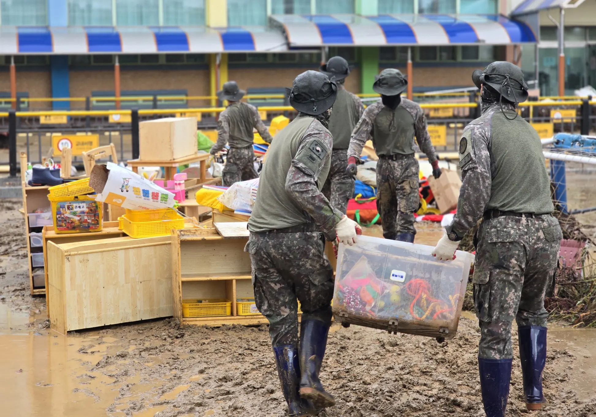 陸軍第39歩兵師団の将兵らが18日、慶尚南道巨済市の長坪小学校で集中豪雨により積もった土砂や残骸物を除去し、学校施設の復旧に力を注いでいる。2026.8.18 陸軍第39歩兵師団提供